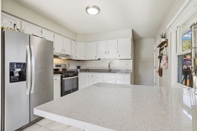 924 W Crestview Court, Crown Point, IN 46307