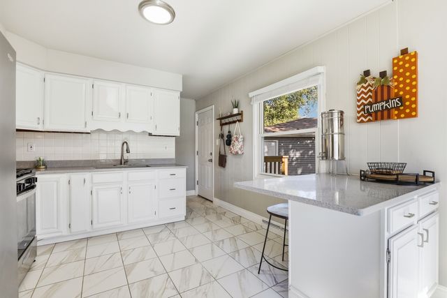 924 W Crestview Court, Crown Point, IN 46307