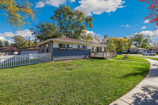 924 W Crestview Court, Crown Point, IN 46307