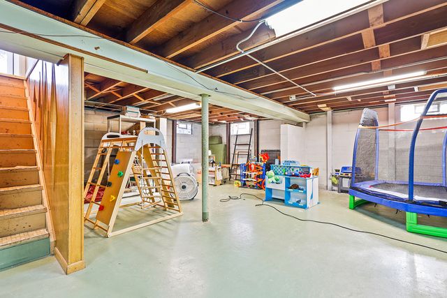 924 W Crestview Court, Crown Point, IN 46307