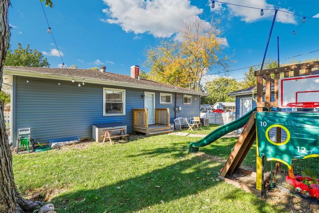 924 W Crestview Court, Crown Point, IN 46307