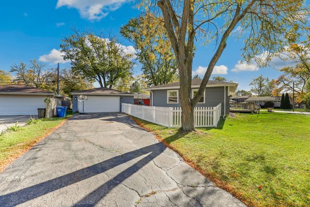 924 W Crestview Court, Crown Point, IN 46307