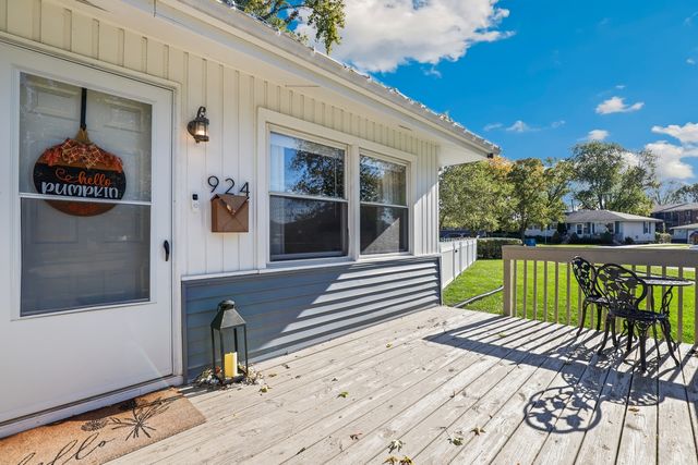 924 W Crestview Court, Crown Point, IN 46307