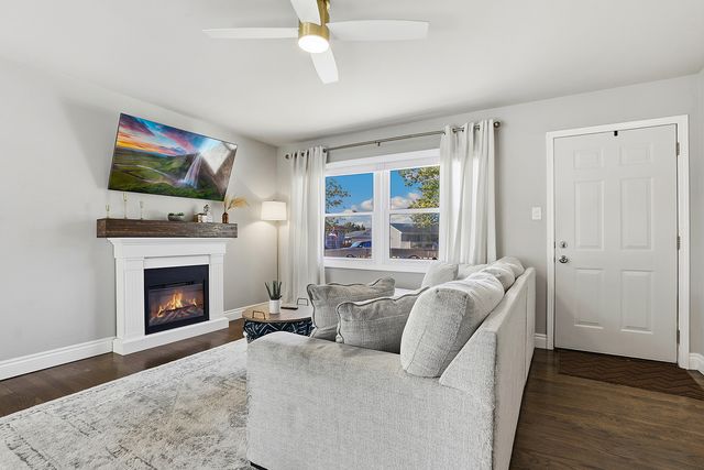 924 W Crestview Court, Crown Point, IN 46307