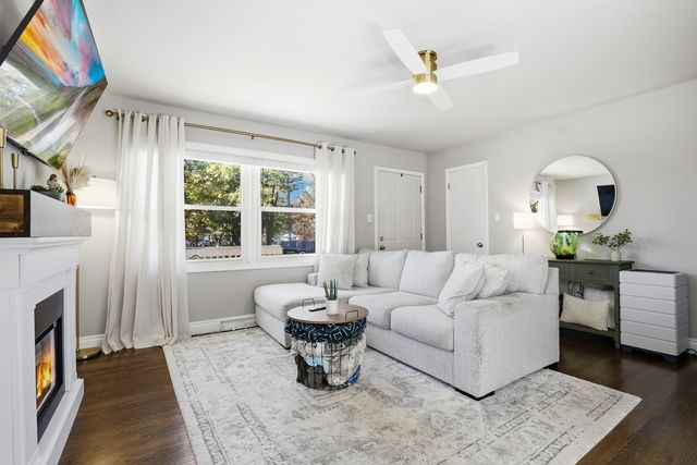 924 W Crestview Court, Crown Point, IN 46307