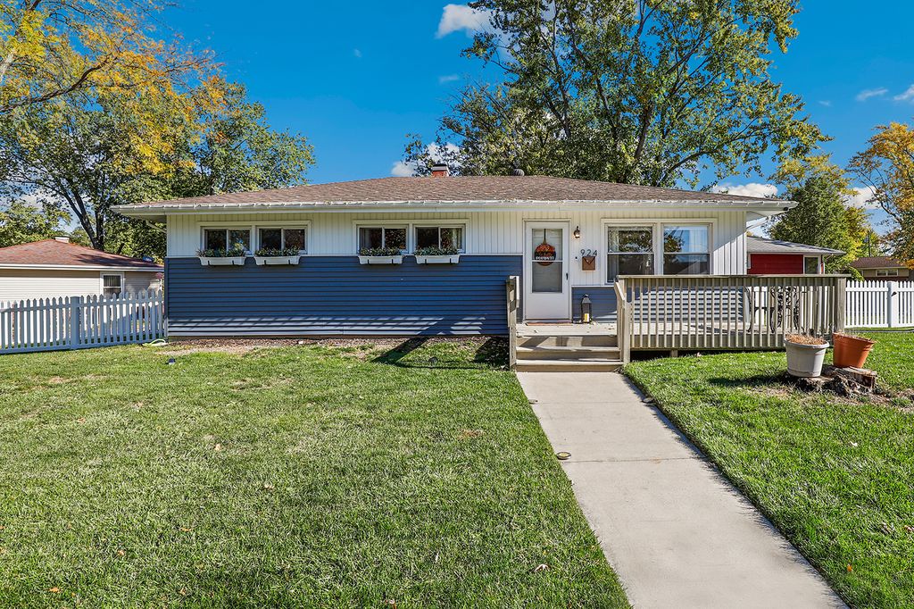 924 W Crestview Court, Crown Point, IN 46307