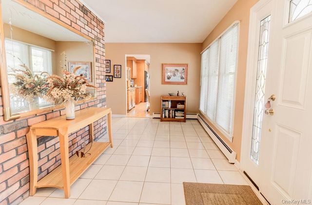 14 Hills Park Lane, Smithtown, NY 11787