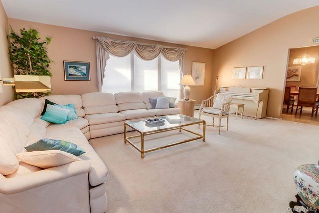 14 Hills Park Lane, Smithtown, NY 11787