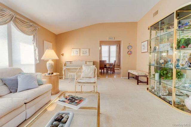 14 Hills Park Lane, Smithtown, NY 11787