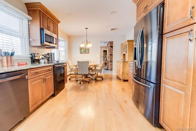 14 Hills Park Lane, Smithtown, NY 11787