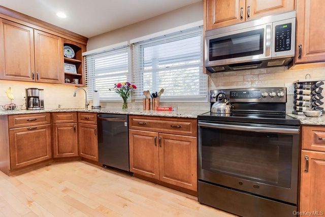 14 Hills Park Lane, Smithtown, NY 11787