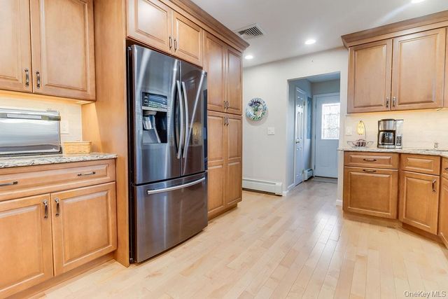 14 Hills Park Lane, Smithtown, NY 11787