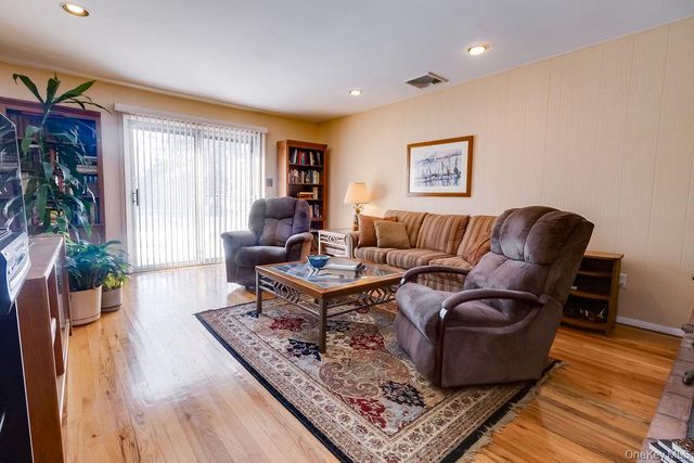 14 Hills Park Lane, Smithtown, NY 11787