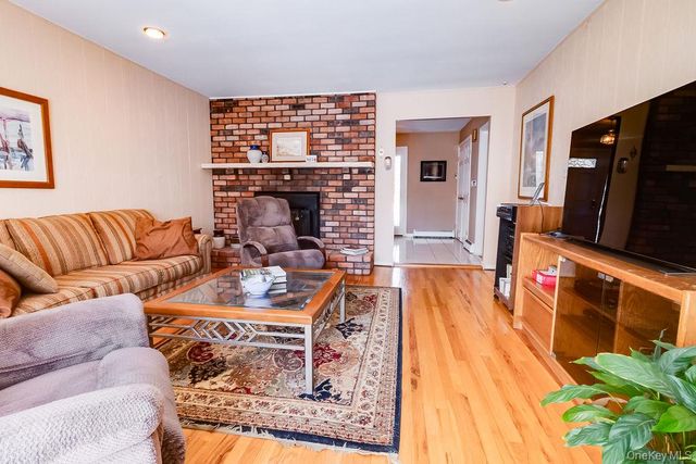 14 Hills Park Lane, Smithtown, NY 11787