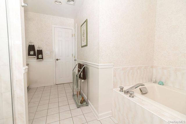 14 Hills Park Lane, Smithtown, NY 11787