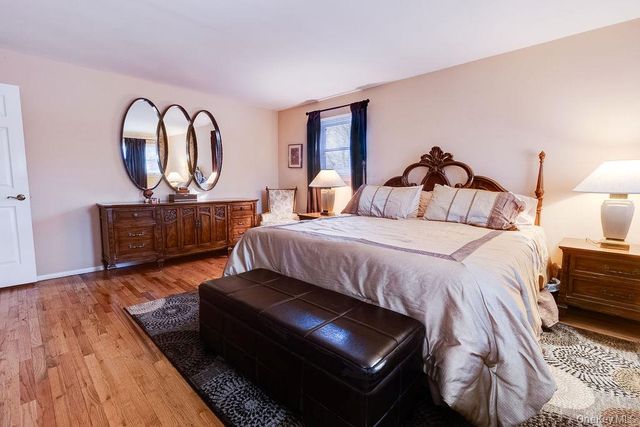 14 Hills Park Lane, Smithtown, NY 11787