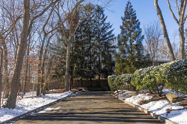 14 Hills Park Lane, Smithtown, NY 11787