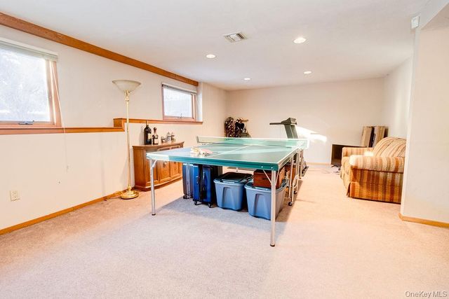 14 Hills Park Lane, Smithtown, NY 11787