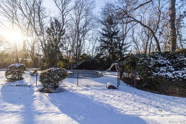 14 Hills Park Lane, Smithtown, NY 11787