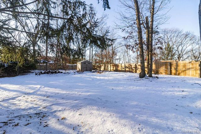 14 Hills Park Lane, Smithtown, NY 11787