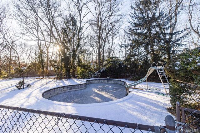 14 Hills Park Lane, Smithtown, NY 11787