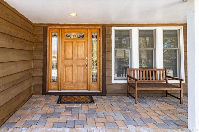 14 Hills Park Lane, Smithtown, NY 11787