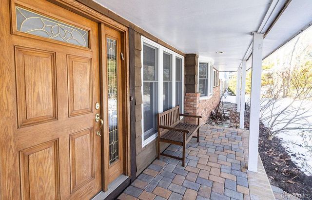 14 Hills Park Lane, Smithtown, NY 11787