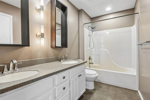 6800 Ashworth Road 305, West Des Moines, IA 50266