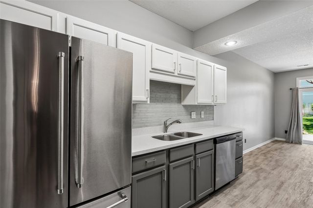 6800 Ashworth Road 305, West Des Moines, IA 50266