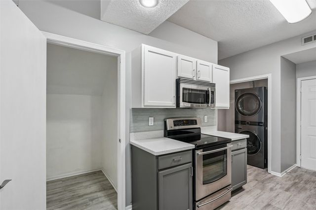 6800 Ashworth Road 305, West Des Moines, IA 50266