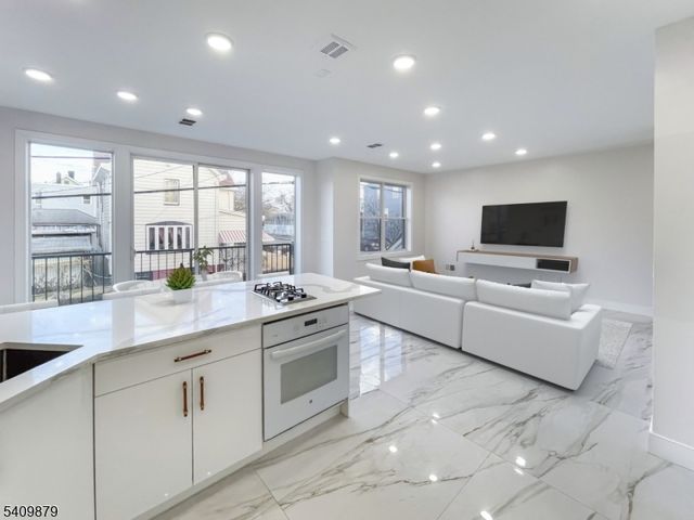 285 Lembeck Ave L, Jersey City, NJ 07305