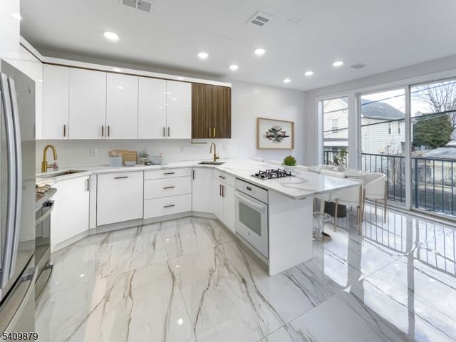 285 Lembeck Ave L, Jersey City, NJ 07305