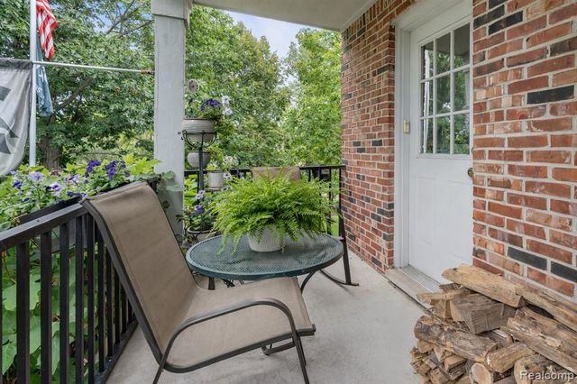 6775 Carlyle Crossing, West Bloomfield, MI 48322