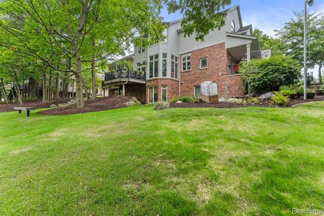 6775 Carlyle Crossing, West Bloomfield, MI 48322