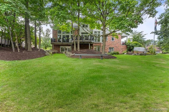 6775 Carlyle Crossing, West Bloomfield, MI 48322