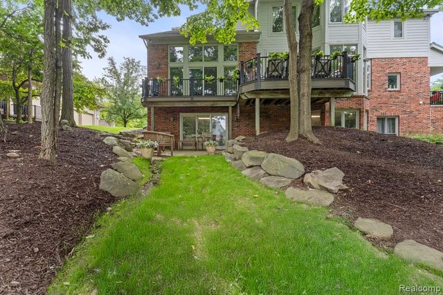 6775 Carlyle Crossing, West Bloomfield, MI 48322