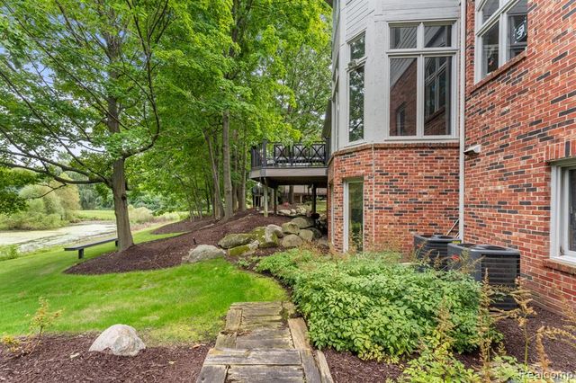 6775 Carlyle Crossing, West Bloomfield, MI 48322
