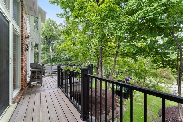6775 Carlyle Crossing, West Bloomfield, MI 48322