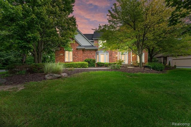 6775 Carlyle Crossing, West Bloomfield, MI 48322