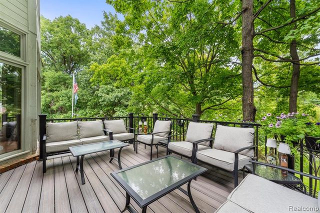 6775 Carlyle Crossing, West Bloomfield, MI 48322