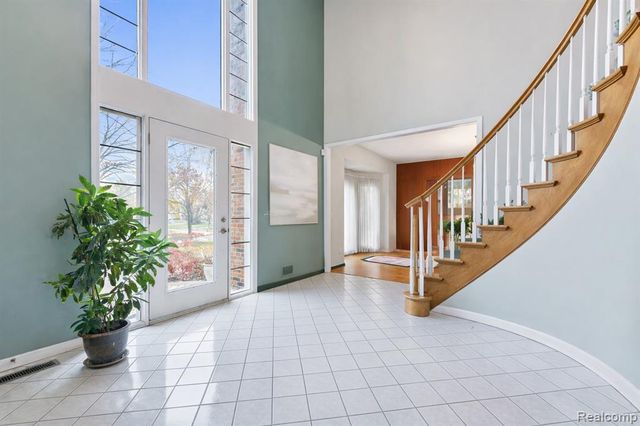 6775 Carlyle Crossing, West Bloomfield, MI 48322