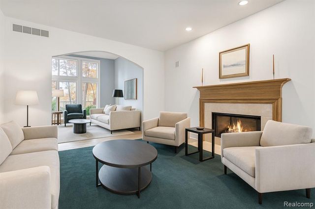 6775 Carlyle Crossing, West Bloomfield, MI 48322