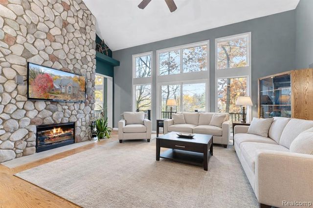 6775 Carlyle Crossing, West Bloomfield, MI 48322