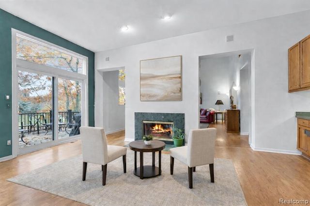 6775 Carlyle Crossing, West Bloomfield, MI 48322
