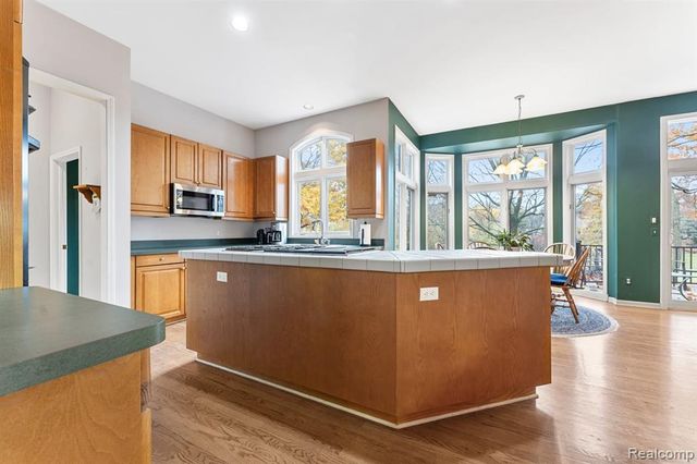 6775 Carlyle Crossing, West Bloomfield, MI 48322