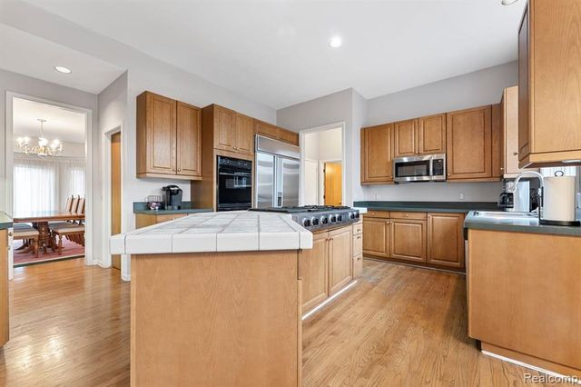6775 Carlyle Crossing, West Bloomfield, MI 48322