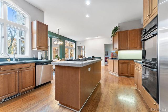 6775 Carlyle Crossing, West Bloomfield, MI 48322