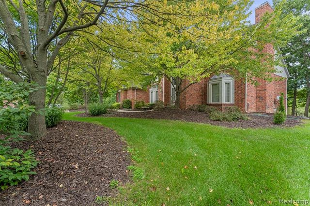 6775 Carlyle Crossing, West Bloomfield, MI 48322