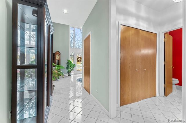 6775 Carlyle Crossing, West Bloomfield, MI 48322