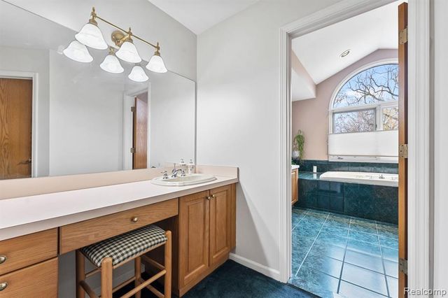6775 Carlyle Crossing, West Bloomfield, MI 48322